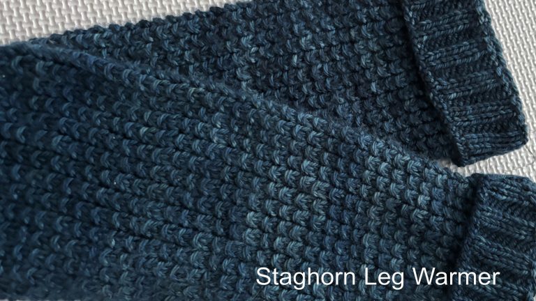 Pair of legwarmers side view. Pattern "Staghorn" from Raedwulf