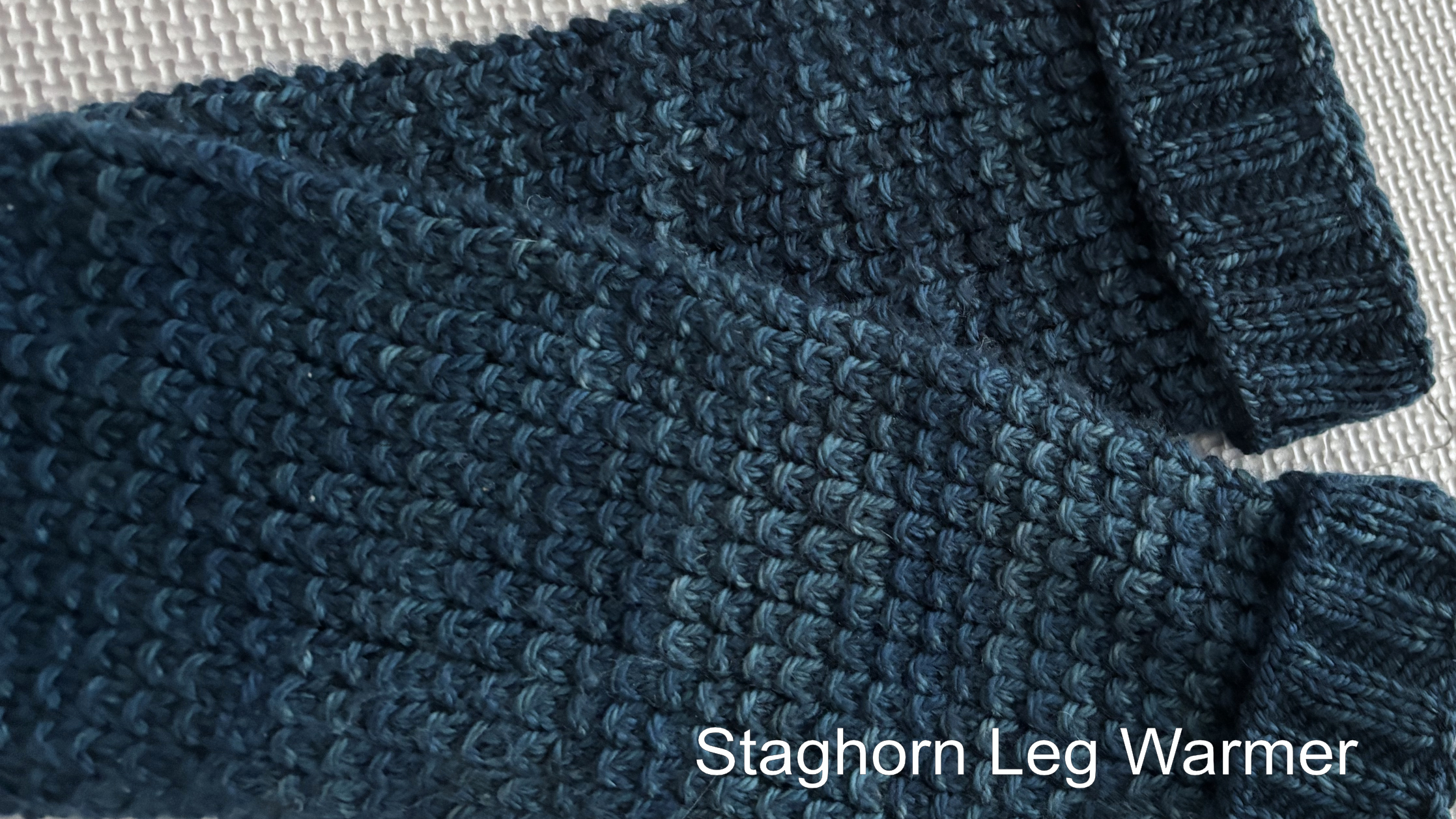 Pair of legwarmers side view. Pattern "Staghorn" from Raedwulf